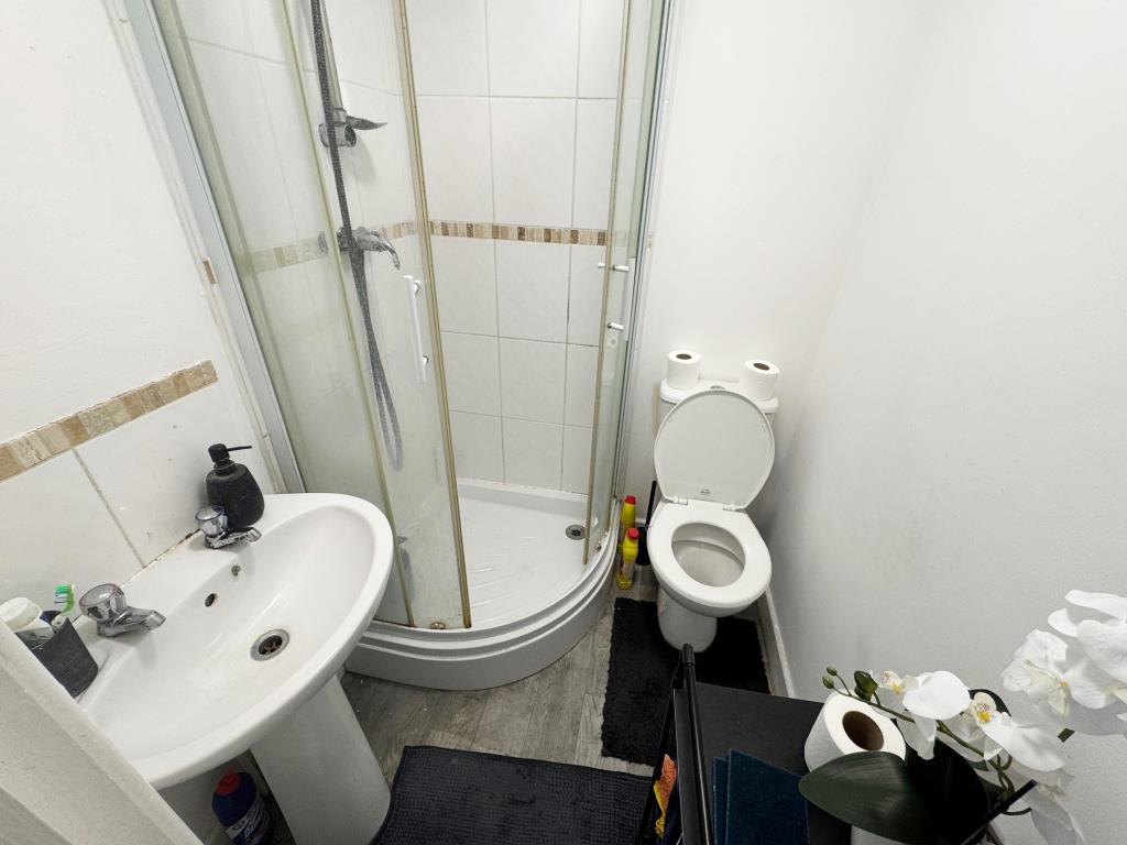 Lot: 82 - FREEHOLD BLOCK OF THREE FLATS FOR INVESTMENT - Flat 3 - Shower room